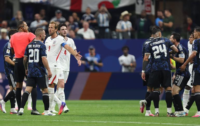 England and Argentina players confronting the referee || Imago