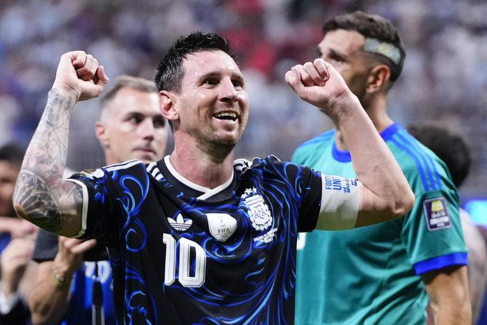 Messi celebrates Argentina's win|| imago