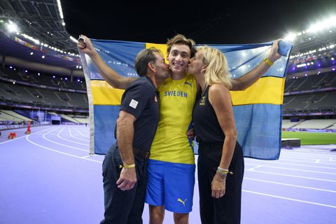 Armand Duplantis and his parents || Image credit: Imago