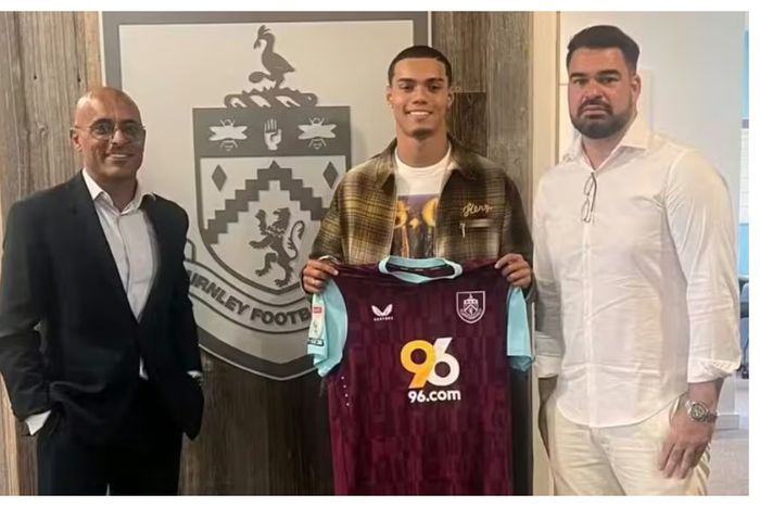 Ronaldinho's son sign for Burnley