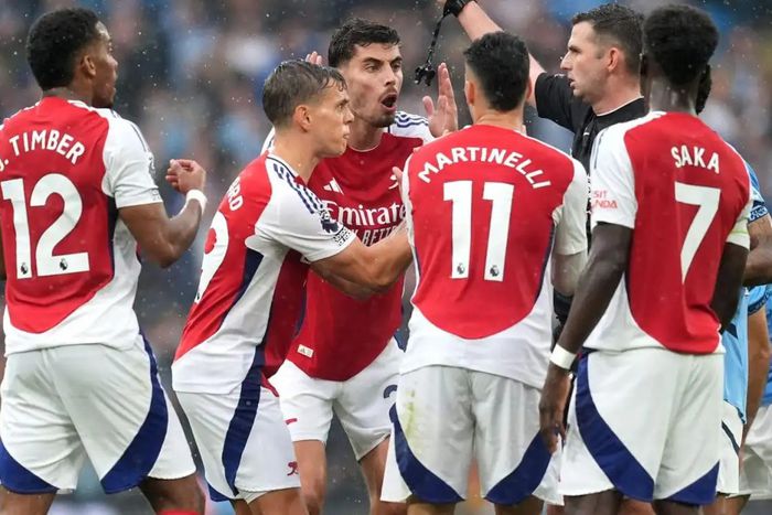 Arsenal players remiserating with referee | Football365