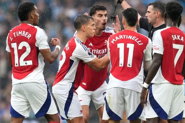 Arsenal players remiserating with referee | Football365