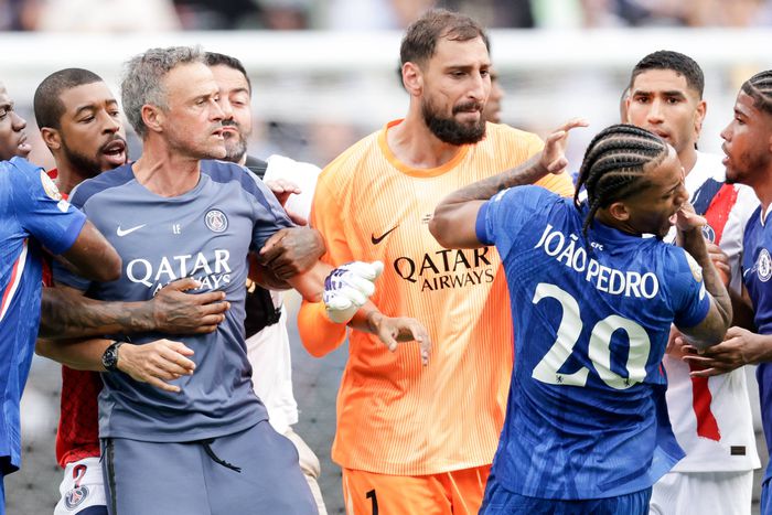 PSG's Luis Enrique confronts Chelsea players during the Club World Cup final | Imago