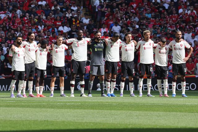 Van Dijk leads Liverpool players (Credit: Imago)