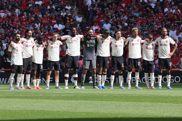 Van Dijk leads Liverpool players (Credit: Imago)