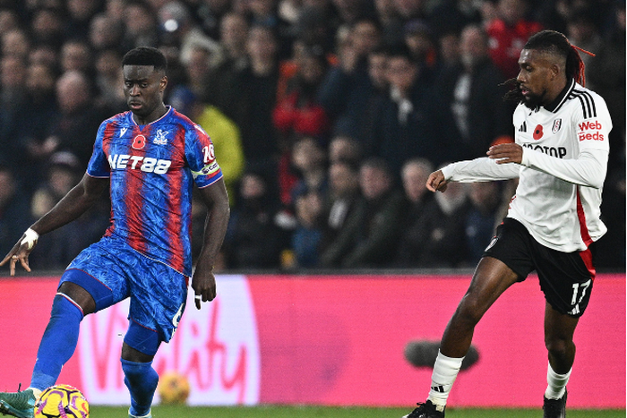 Marc Guehi and Alex Iwobi in Crystal Palace vs Fulham || Image credit: Imago