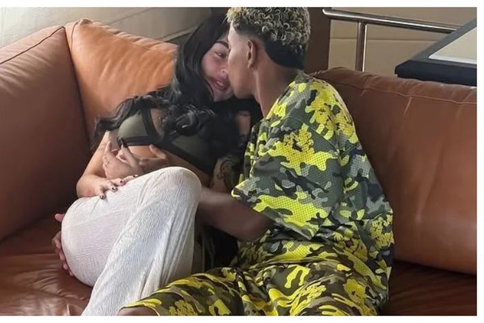 Barcelona star Yamal kisses his girlfriend on romantic holiday