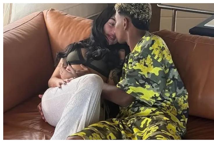 Barcelona star Yamal kisses his girlfriend on romantic holiday