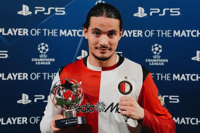 Algerian wizard Anis Hadj Moussa with his award against Arsenal legend Cesc Fabregas’ Como.