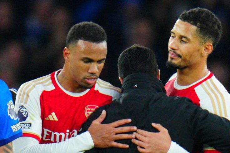 Arsenal manager Mikel Arteta hugs central defenders Gabriel Magalhaes and William Saliba || Image credit: Imago