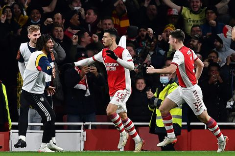 Arsenal thrive despite Aubameyang row as Premier League's Covid crisis deepens