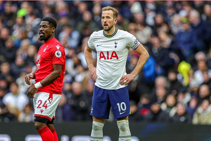 Harry Kane holding his arms around his waist in a match against Nottingham Forest.