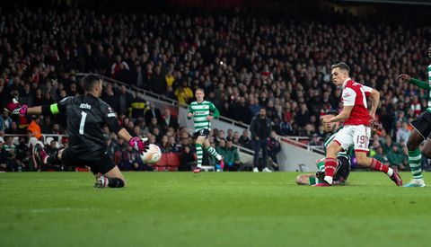 Antonio Adan the hero for 10-man Sporting in penalty shootout win against Arsenal