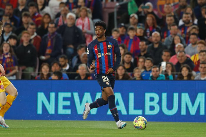 Alejandro Balde in action for Barcelona