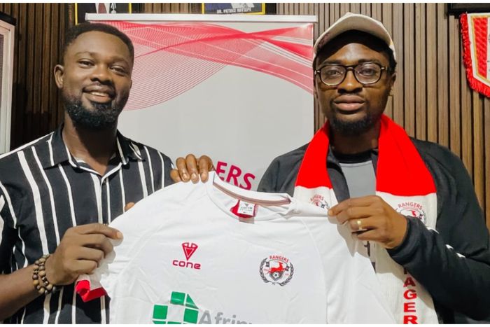 Barrister Ezeaku (right) with the DJ.