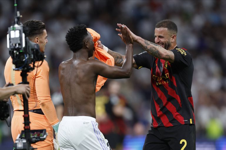 Kyle Walker and Vinicius Junior ready for that warm hug after the game.