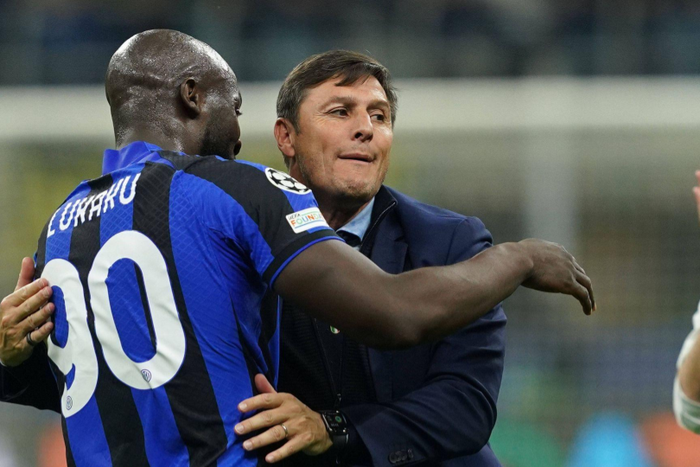 Javier Zanetti celebrates reaching the Champions League final with Lukaku