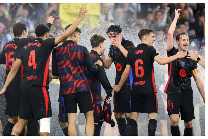 Lionel Messi congratulates Barcelona