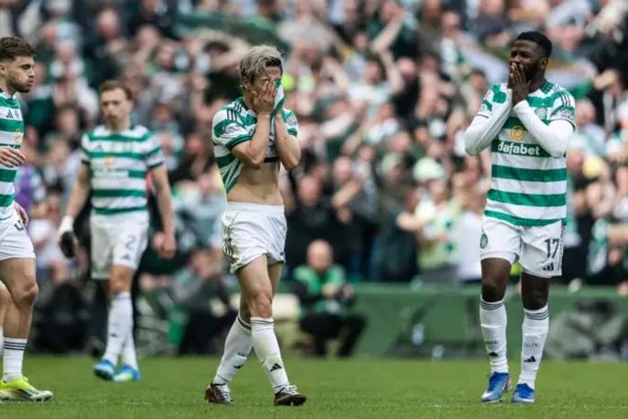 Kelechi Iheanacho celebrates league win with Celtic teammates | BBC