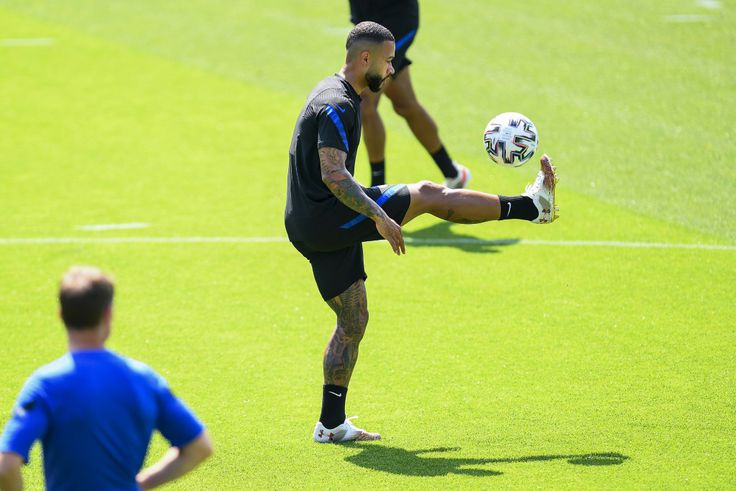 Depay hints Barcelona deal is close