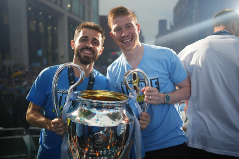 De Bruyne wears a stainless steel Vacheron Constantin Overseas Tourbillon