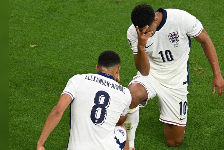 Jude Bellingham celebrates with Trent-Arnold at the EURO 2024.