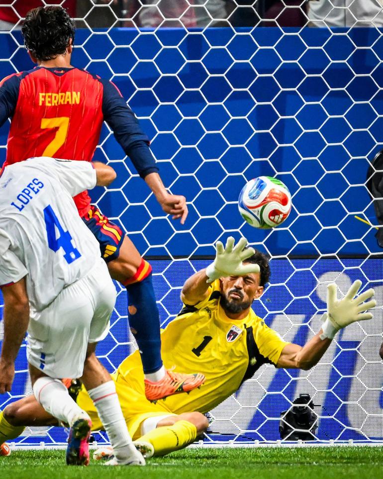 Vozinha is the oldest goalkeeper ever to keep a clean sheet on his World Cup debut.