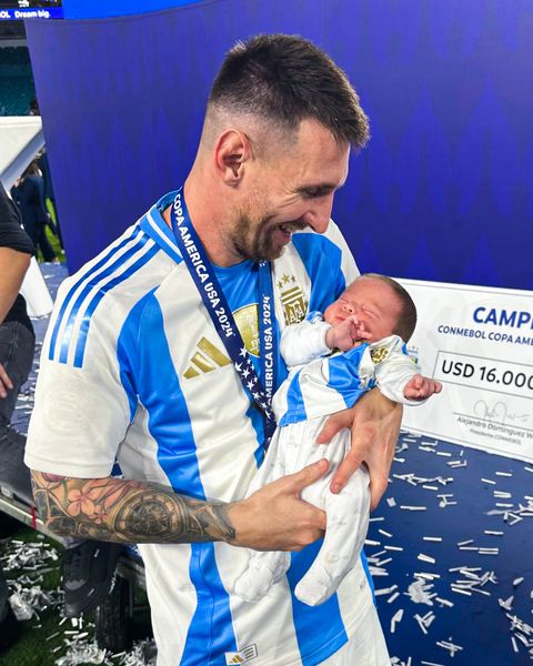 Lionel Messi con el bebé Thiago tras la victoria en la Copa América.