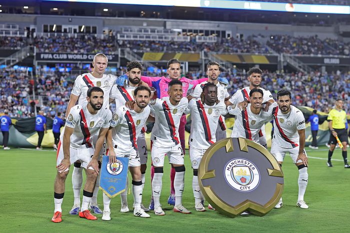 Manchester City stars line up during a club world cup game || (Heuler Andrey SPP)