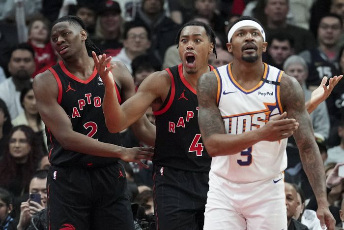 Phoenix Suns guard Bradley Beal (3) looks on during second half NBA, Basketball Herren, USA basketball action in Toronto, Sunday, Feb. 23, 2025
