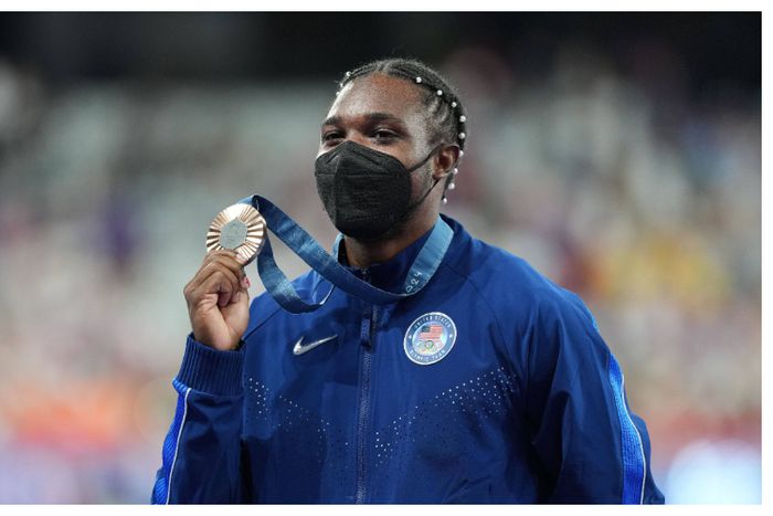 Noah Lyles denies knowing Tyreek Hill