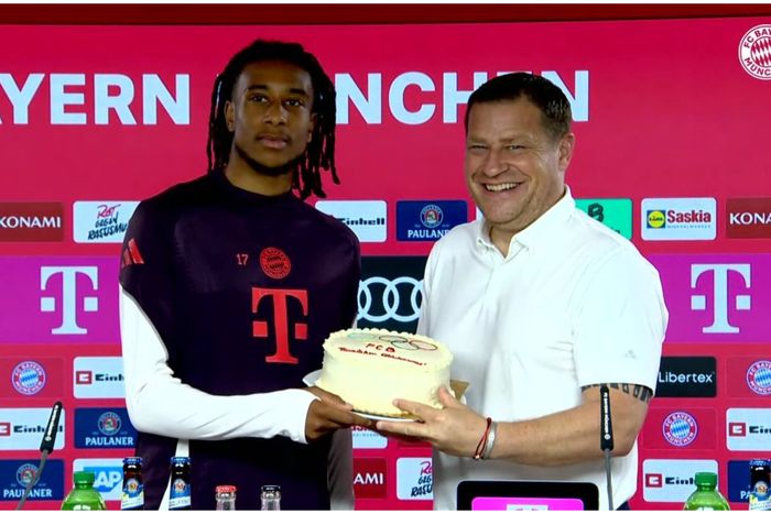 Max Eberl presents the cake to Michael Olise during his presentation as new Bayern Munich player.