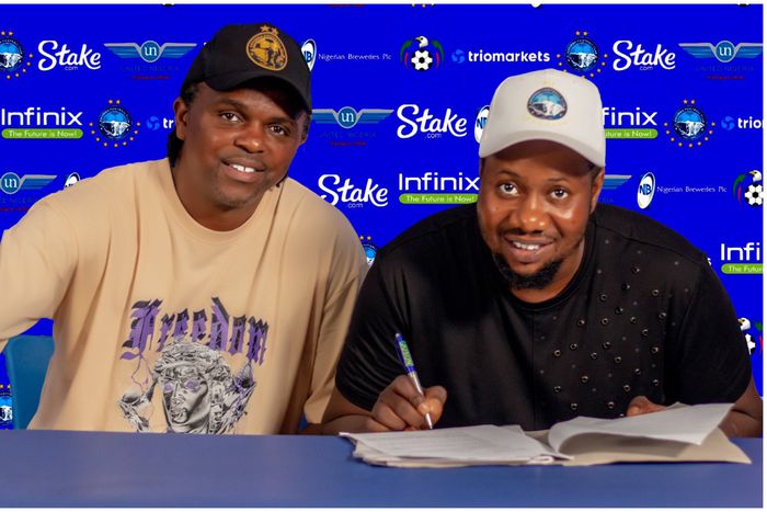 Super Eagles legend Kanu Nwankwo and Yemi Daniel Olanrewaju signing the dotted lines at Enyimba.