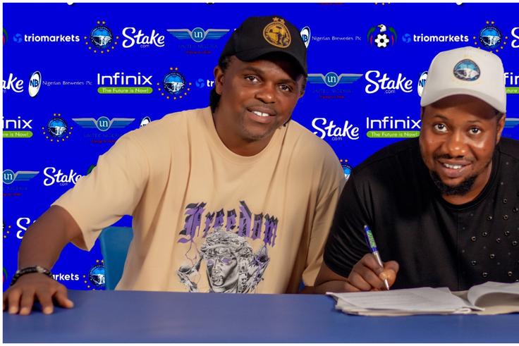 Super Eagles legend Kanu Nwankwo and Yemi Daniel Olanrewaju signing the dotted lines at Enyimba.