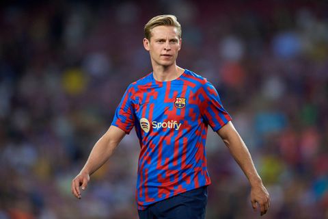 Barcelona offers De Jong new contract