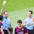 Mateu Lahoz gives a yellow card to Lionel Messi | Imago