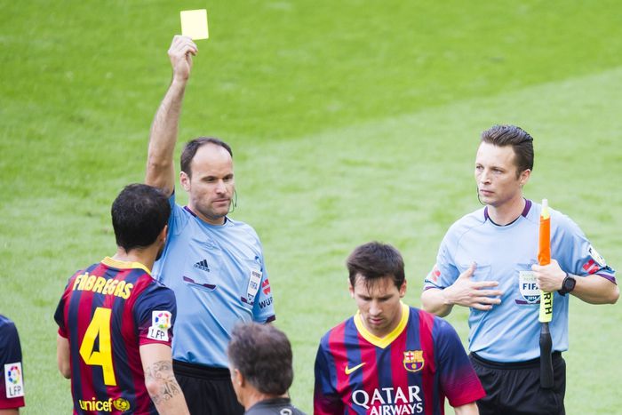 Mateu Lahoz gives a yellow card to Lionel Messi | Imago