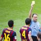 Mateu Lahoz gives a yellow card to Lionel Messi | Imago