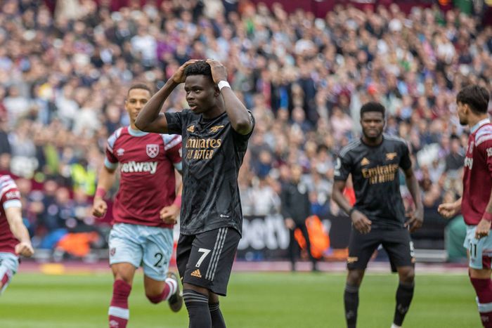 Arsenal's Bukayo Saka reacts after missing a penalty vs West Ham United.