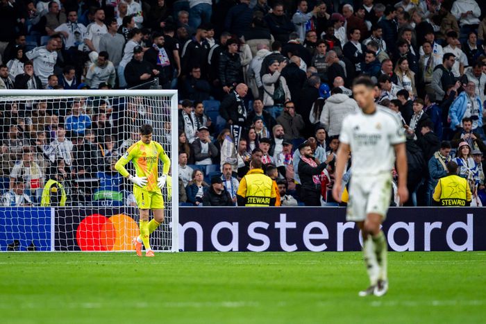 ) Thibaut Courtois, Jude Bellingham are seen disappointed at the end of the UEFA Champions League 2024 25 Quarter Final Second Leg match between Real Madrid C.F. and Arsenal FC at Estadio Santiago Bernabeu on April 16, 2025  Copyright: xAlbertoxGardinx