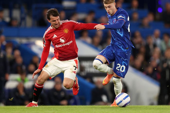 Chelsea vs Manchester United in Premier League action