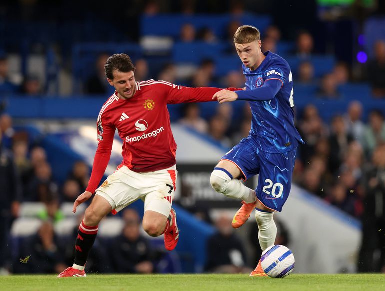 Chelsea vs Manchester United in Premier League action