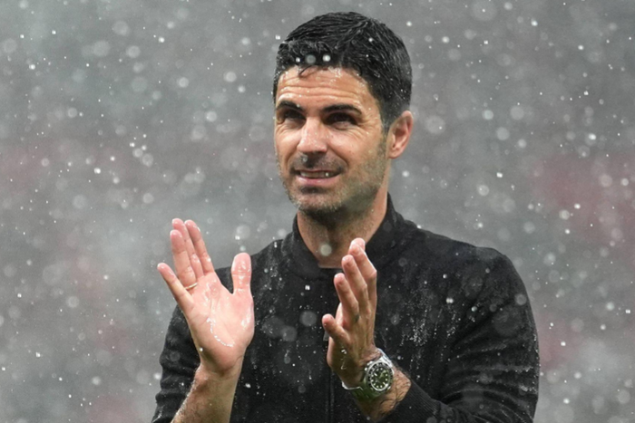 Arsenal manager Mikel Arteta applauds the fans following the Premier League match at Old Trafford, Manchester. || Image credit: Imago