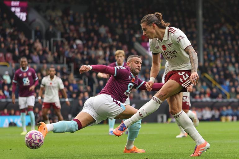 Arsenal vs Burnley in Premier League action