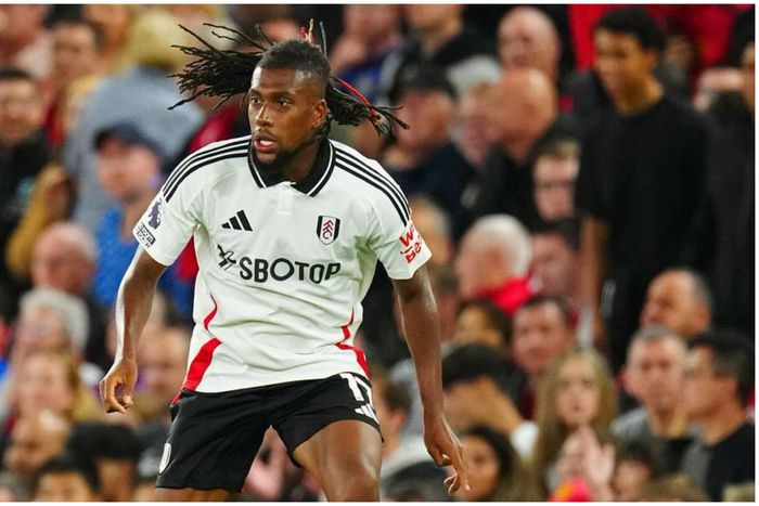 Alex Iwobi caged in Manchester United.