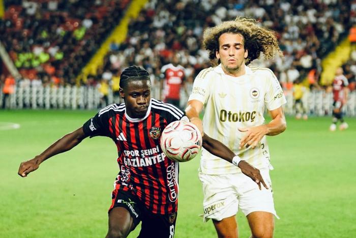Gidado and Matteo Guendouzi during the Fenerbahce clash.
