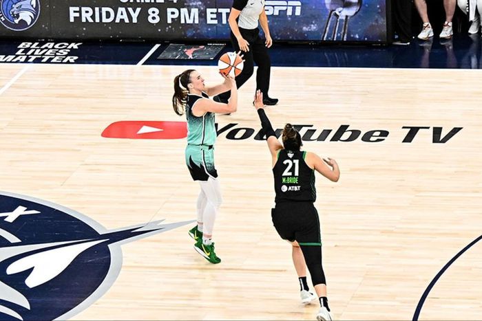 In Game 3 of the WNBA finals, Sabrina Ionescu drained a logo shot for the Liberty to beat the Lynx.