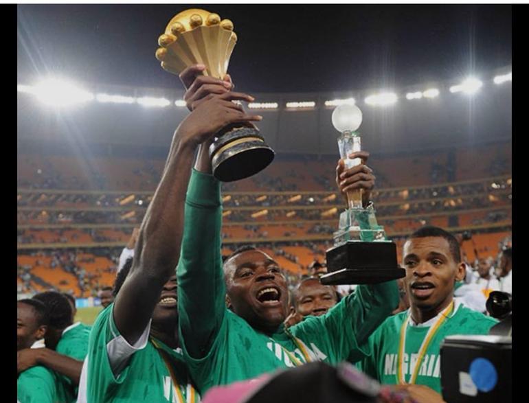 Emmanuel Emenike lifts the AFCON 2013 title with the Super Eagles.
