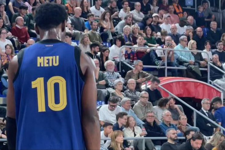 Nigerian D'Tigers star Chimezie Metu injures his knee playing for Barcelona against Valencia.