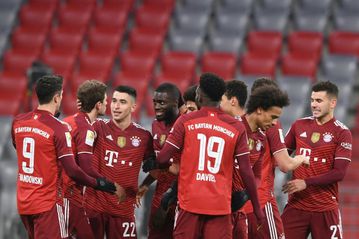 Lewandowski bags record as Bayern go nine points clear in Germany